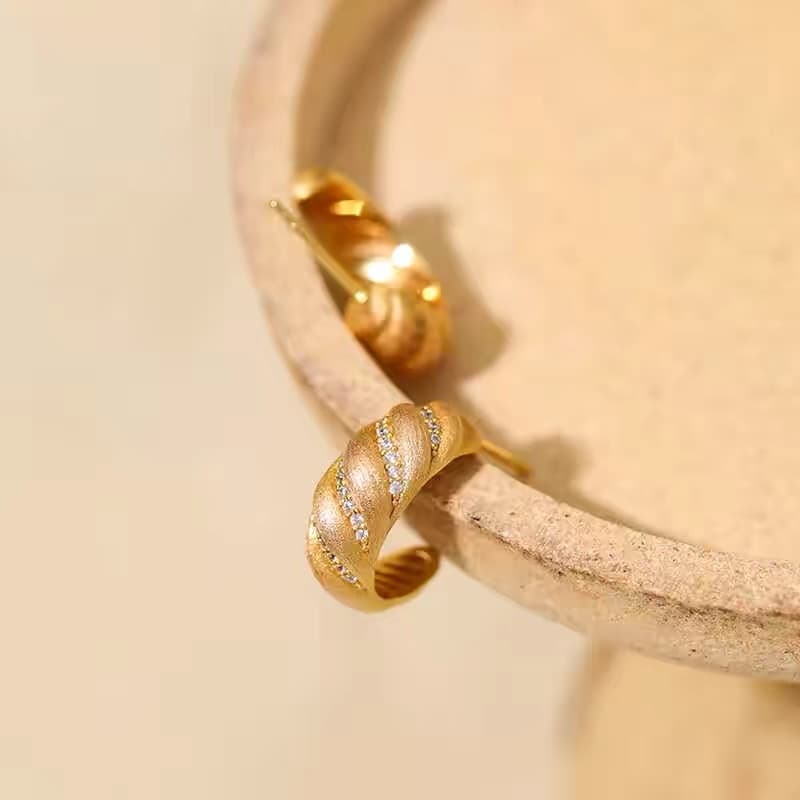 "Croissant" retro design mealworm earrings, high-end, simple and versatile temperament, brushed craftsmanship, gold-plated ear hooks 5