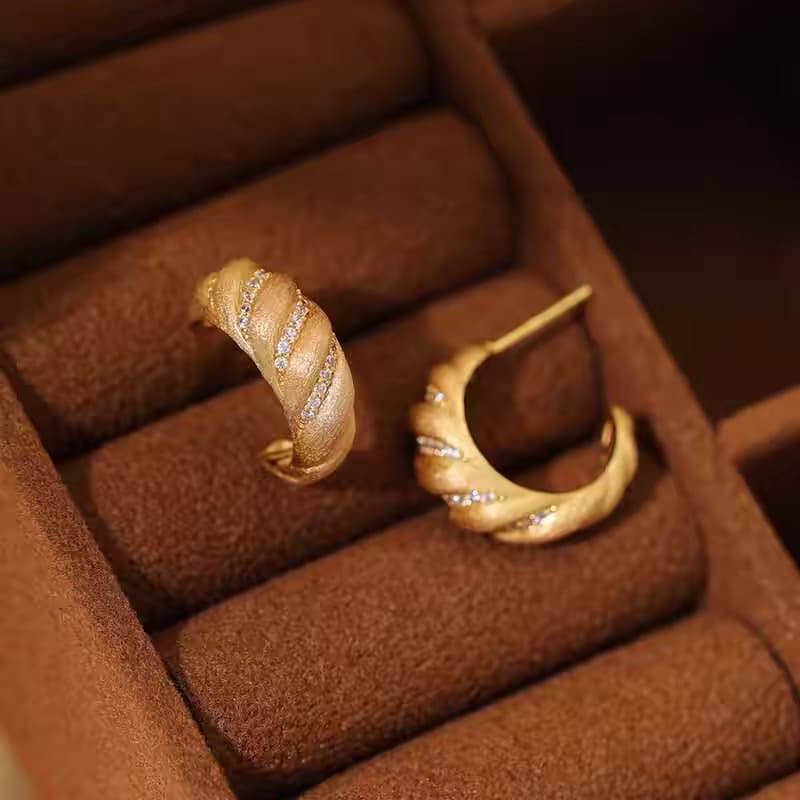 "Croissant" retro design mealworm earrings, high-end, simple and versatile temperament, brushed craftsmanship, gold-plated ear hooks 1