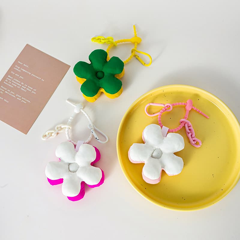 Fashion internet celebrity ins style bag pendant, cute flower two-color keychain pendant, personalized trendy car accessories 3