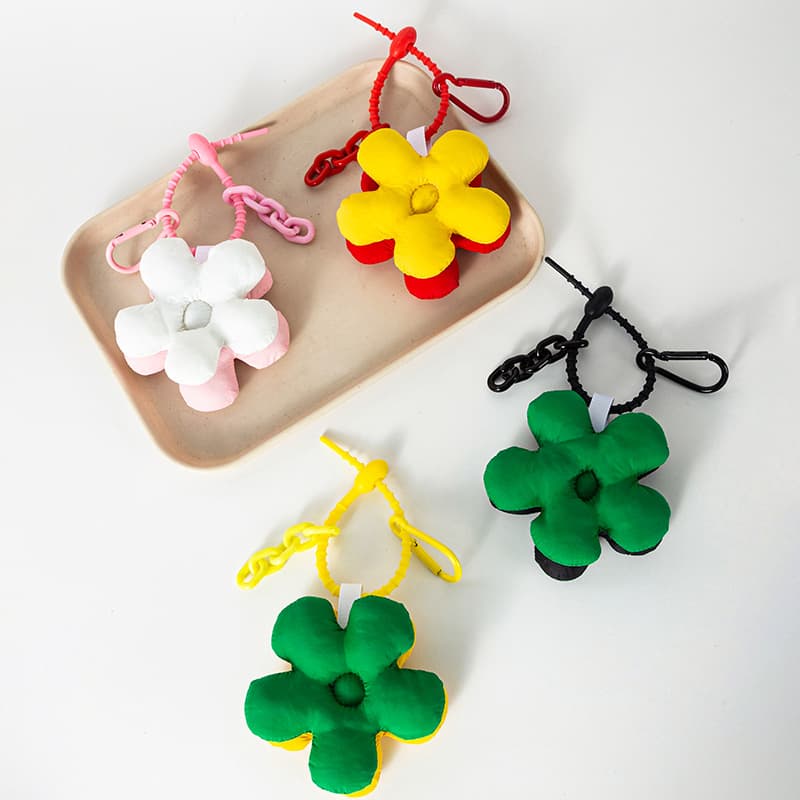 Fashion internet celebrity ins style bag pendant, cute flower two-color keychain pendant, personalized trendy car accessories 4