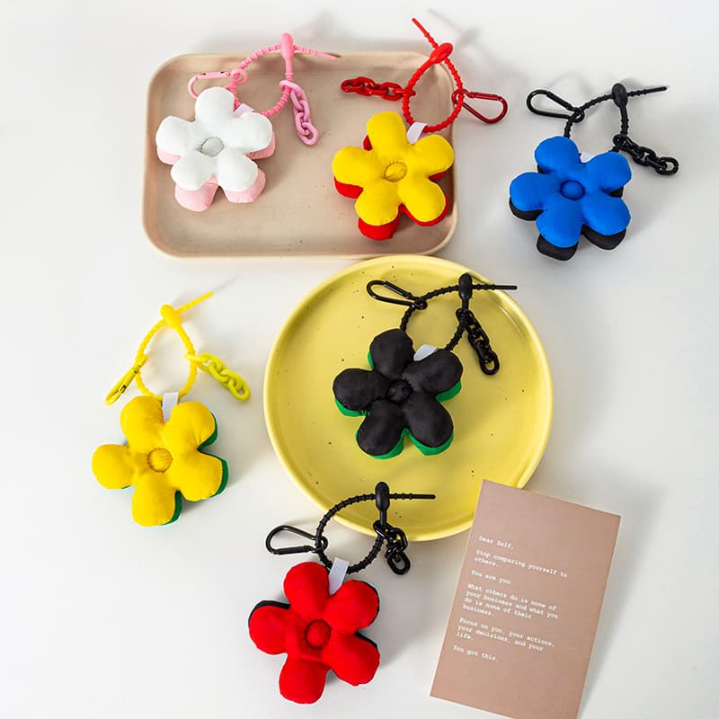 Fashion internet celebrity ins style bag pendant, cute flower two-color keychain pendant, personalized trendy car accessories 5