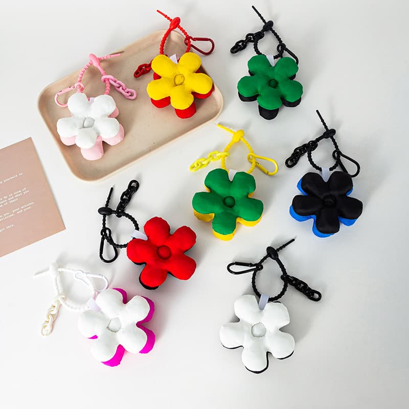 Fashion internet celebrity ins style bag pendant, cute flower two-color keychain pendant, personalized trendy car accessories