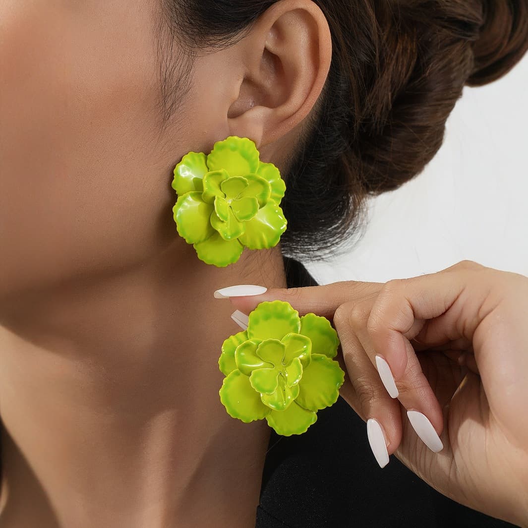 A pair of fashionable three-dimensional flower personalized high-end earrings for women, daily holiday wear cross-border gifts 2