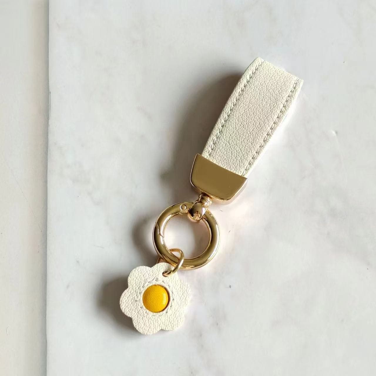 Fashionable women's keychain with fruit pendant, high-end zinc alloy keychain and horseshoe buckle 7