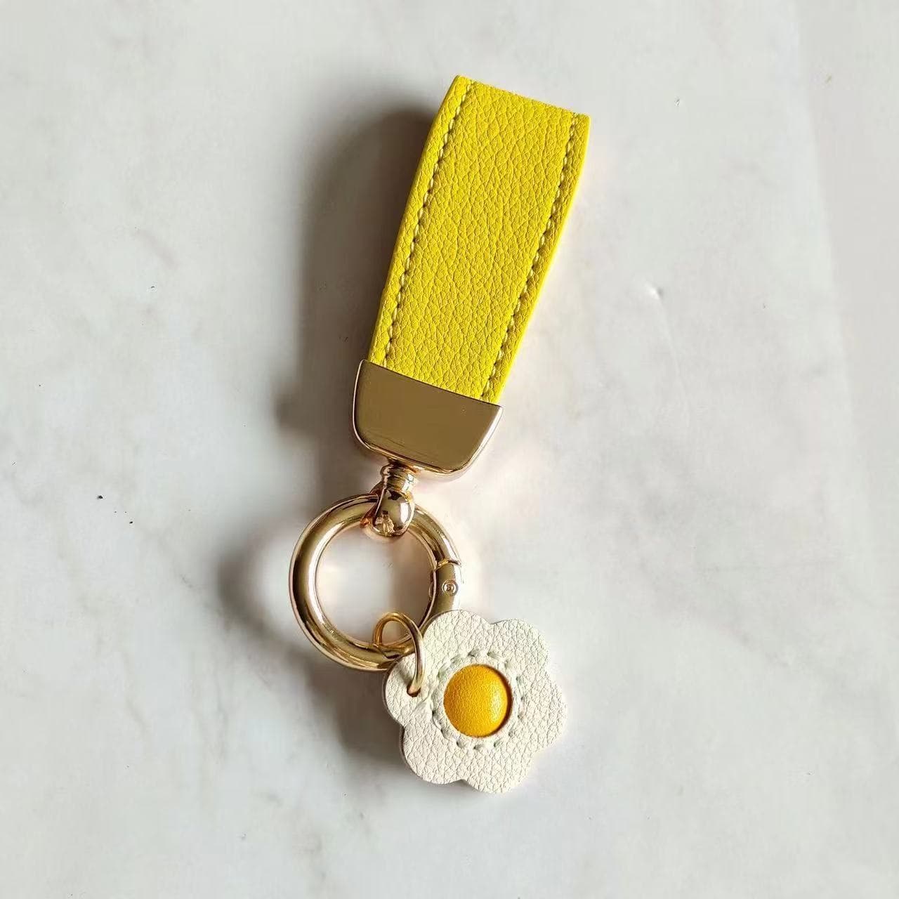 Fashionable women's keychain with fruit pendant, high-end zinc alloy keychain and horseshoe buckle 10