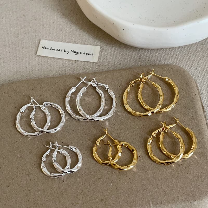 Cold style simple pleated metal earrings for women niche high-end personality fashion temperament versatile earrings and earrings