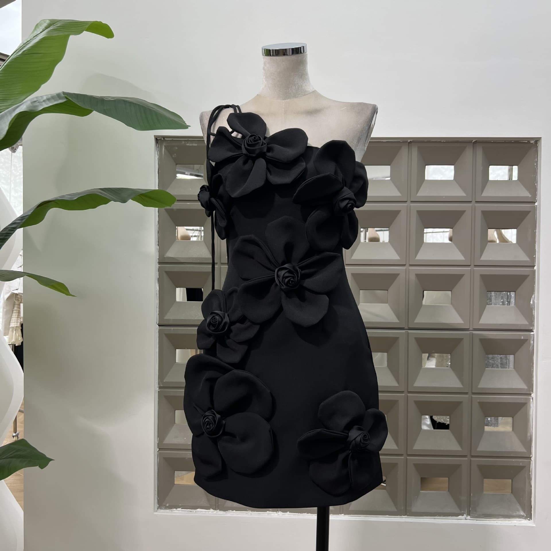 Summer PARTY Gentle and Western style hand-stitched flower one-shoulder slim dress rich girl's age-reducing lace-up mini dress 1