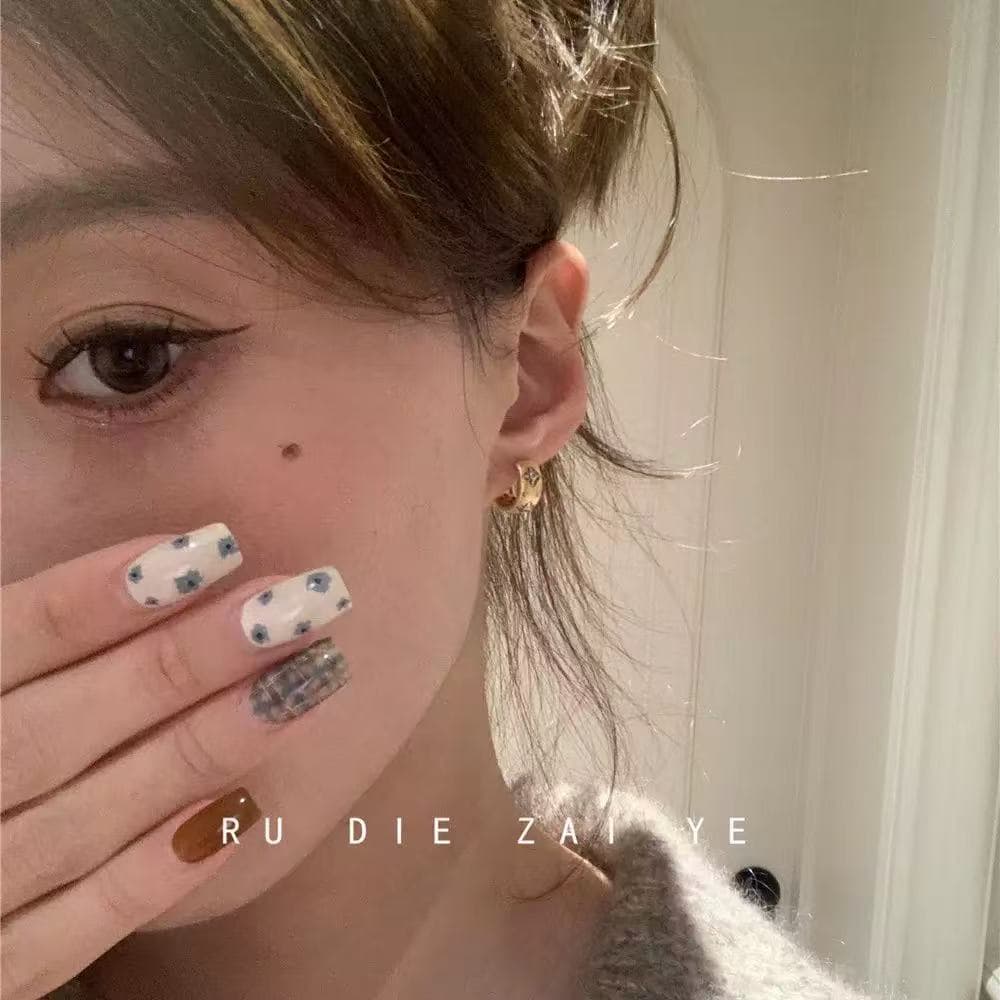 French retro brushed hollow eight-pointed star earrings for women, high-end texture, fashionable and versatile design, sparkling diamond light luxury earrings 5