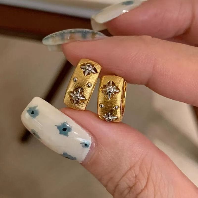 French retro brushed hollow eight-pointed star earrings for women, high-end texture, fashionable and versatile design, sparkling diamond light luxury earrings