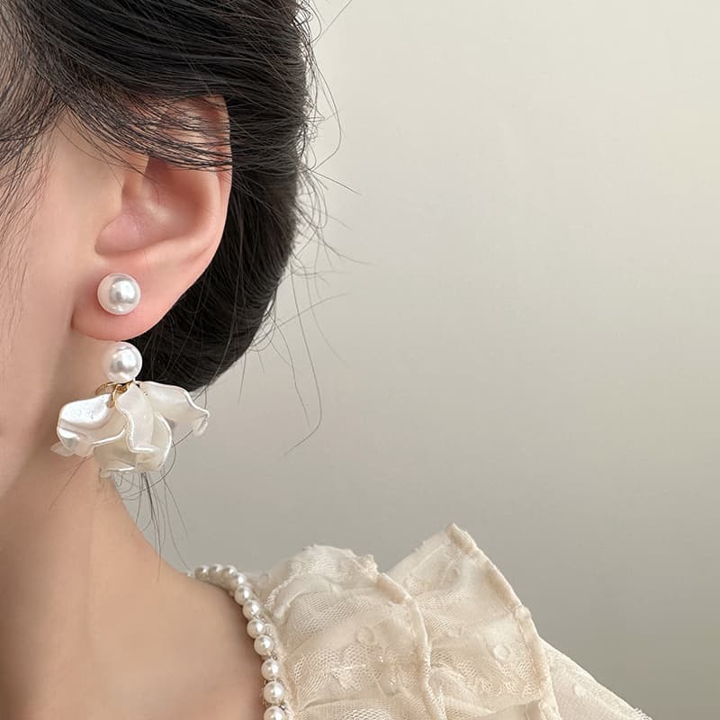 French light luxury style retro white petal pearl earrings niche design high-end fashion temperament versatile earrings 5
