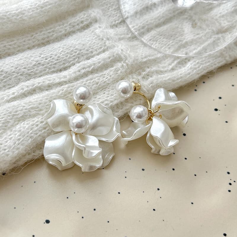 French light luxury style retro white petal pearl earrings niche design high-end fashion temperament versatile earrings 7