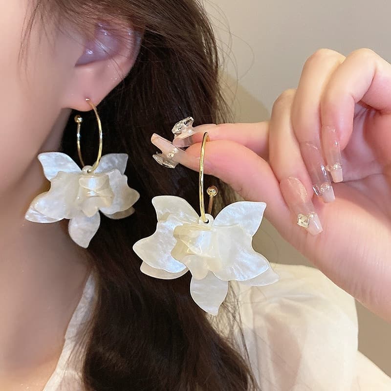 Super fairy French holiday flower earrings for women, high-end, light and luxurious earrings, niche design, fashionable earrings 1