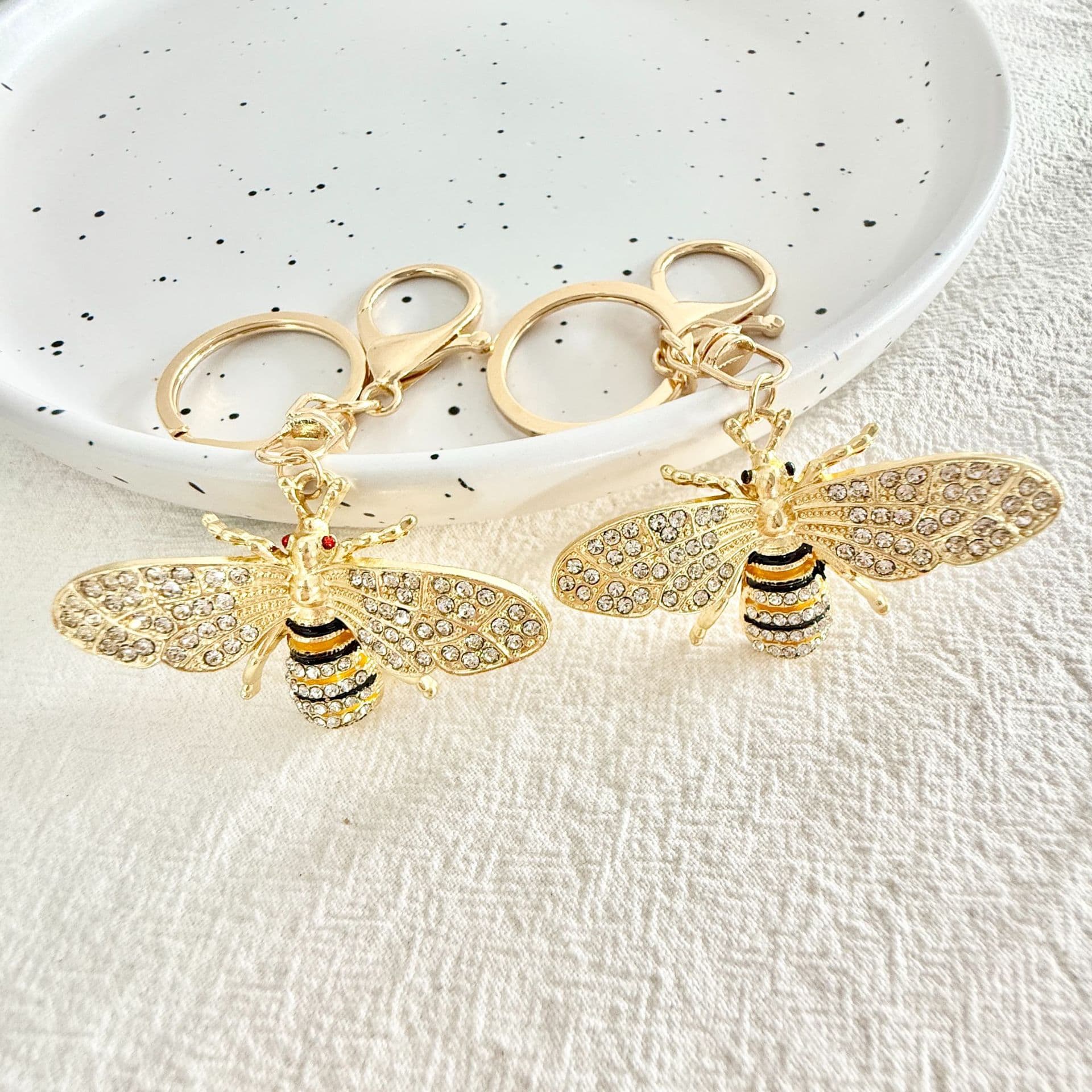 Diamond-encrusted metal bee keychain small pendant, bag car key decorative pendant, trendy retro style 1