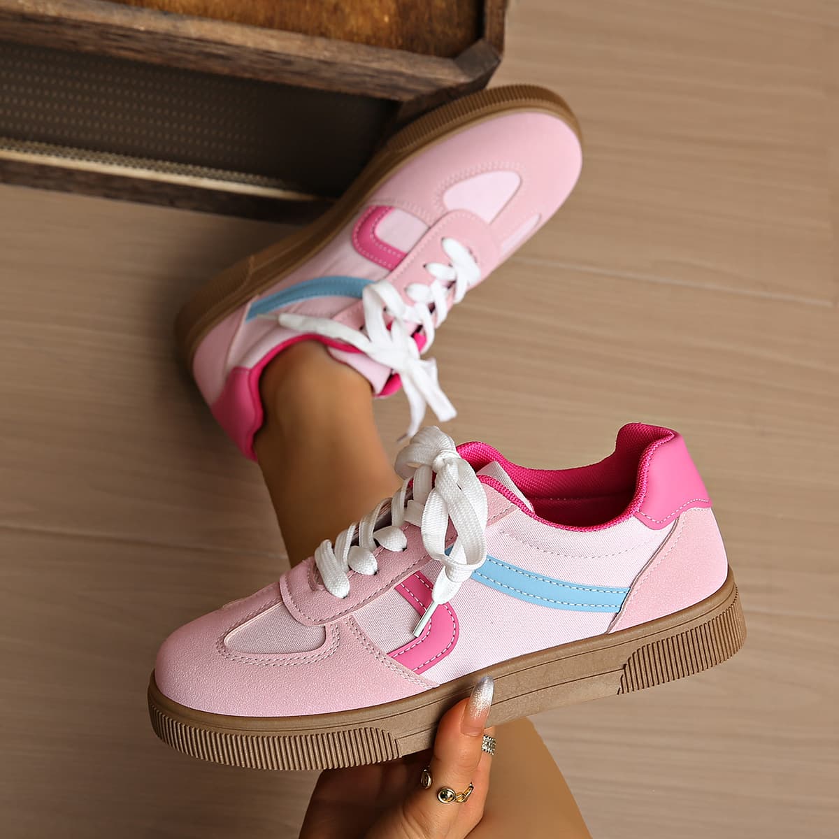 2025 New White Shoes Women's Flat Lightweight Breathable Moral Training Shoes Versatile Fashion Casual Shoes Simple Style Sports Shoes 2