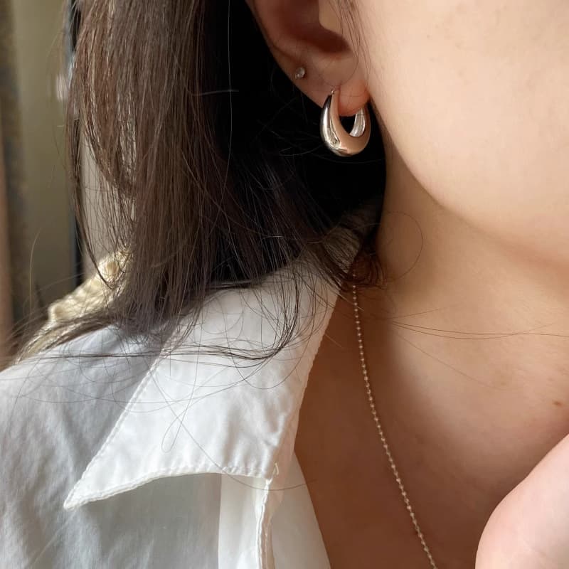 Maisi Cartoon Body S925 Sterling Silver Crescent Basic Versatile Earrings Women's Extremely Simple and Cold Style Earrings 3