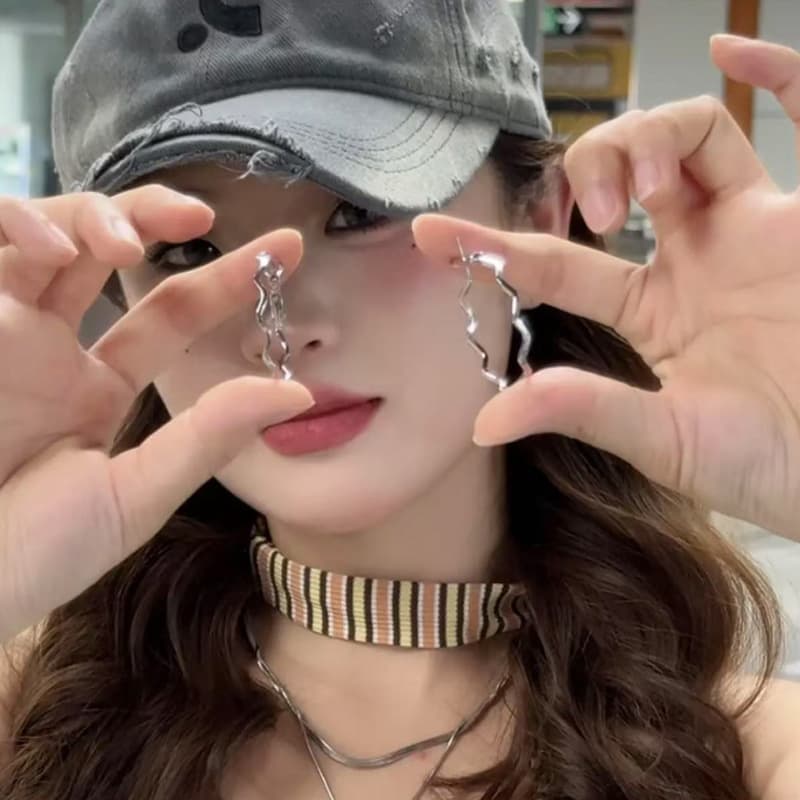 Sweet cool hot girl plain hoop earrings 2025 new simple round face earrings personalized internet celebrity hoop earrings 5