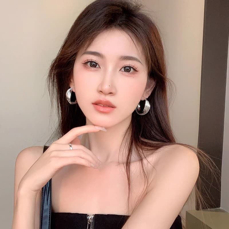 Sweet cool hot girl plain hoop earrings 2025 new simple round face earrings personalized internet celebrity hoop earrings 10
