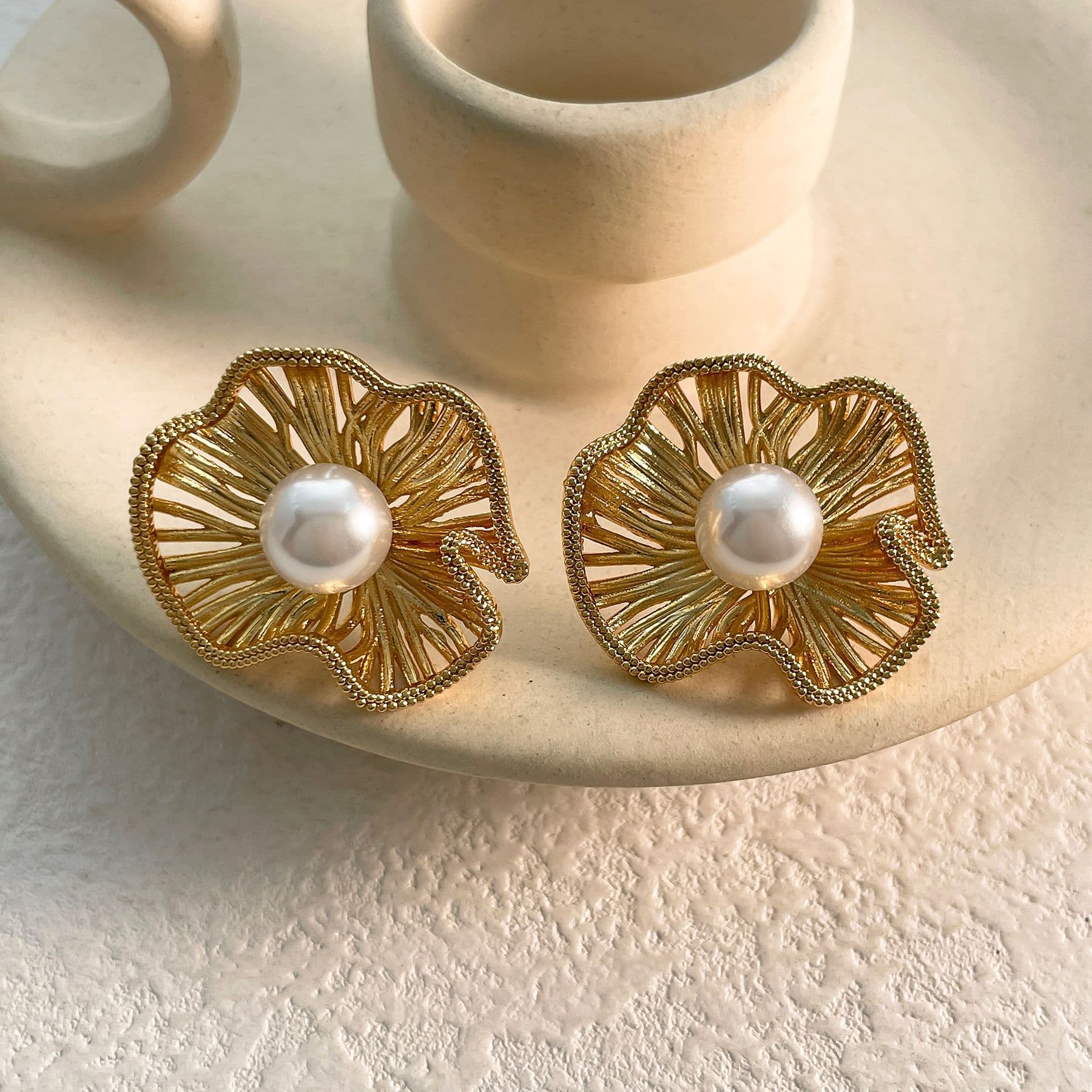 Matte metal pleated flower pearl earrings, light luxury, small fragrance, French style, elegant, versatile niche earrings for women 2