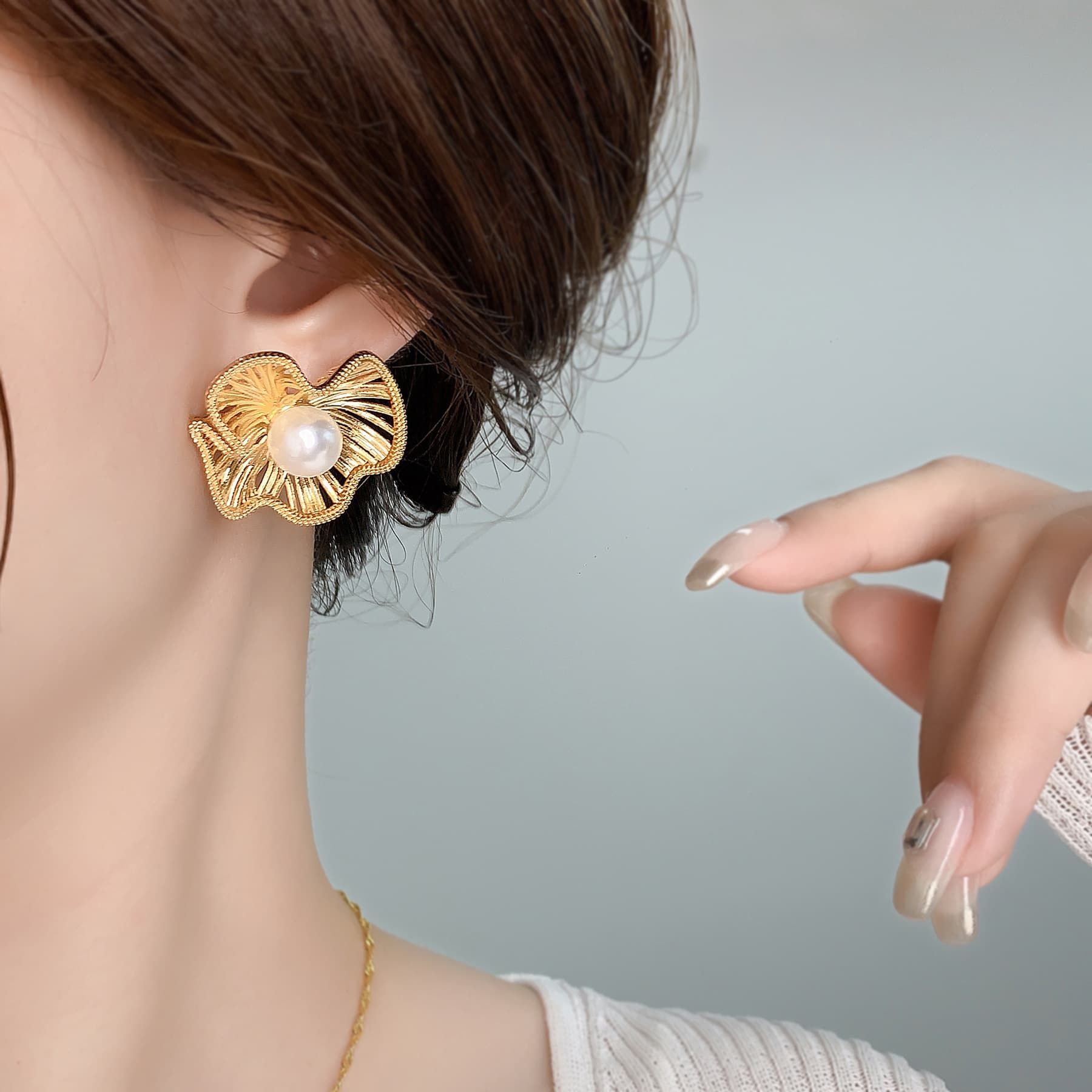 Matte metal pleated flower pearl earrings, light luxury, small fragrance, French style, elegant, versatile niche earrings for women 3