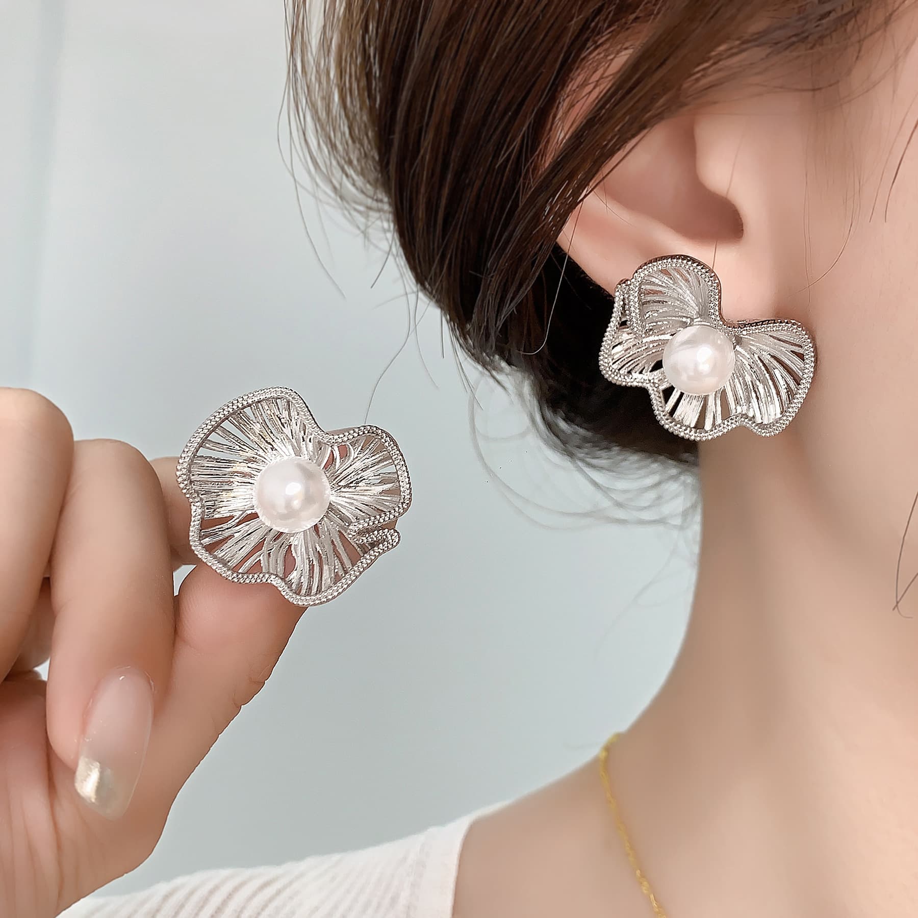 Matte metal pleated flower pearl earrings, light luxury, small fragrance, French style, elegant, versatile niche earrings for women 4