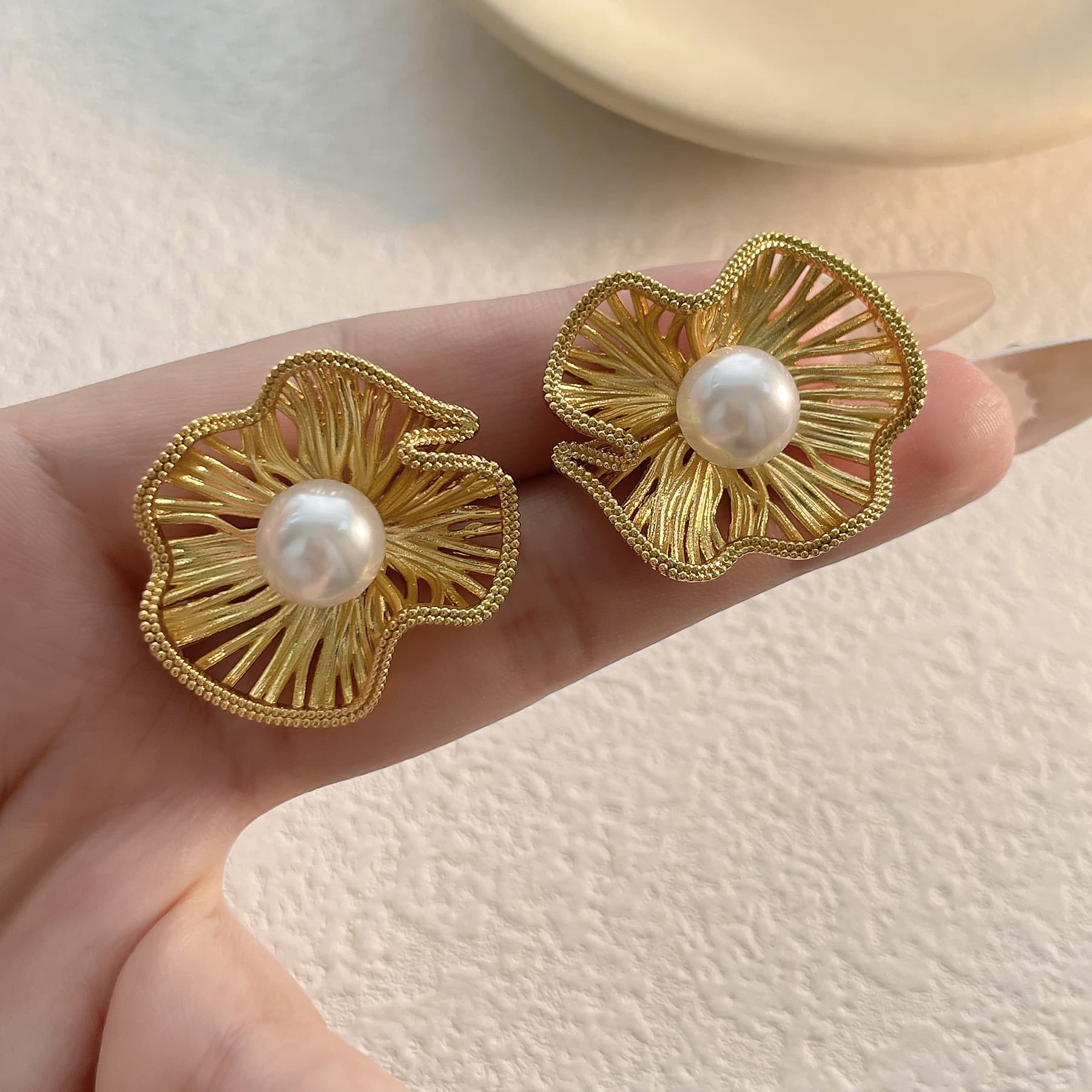 Matte metal pleated flower pearl earrings, light luxury, small fragrance, French style, elegant, versatile niche earrings for women 5