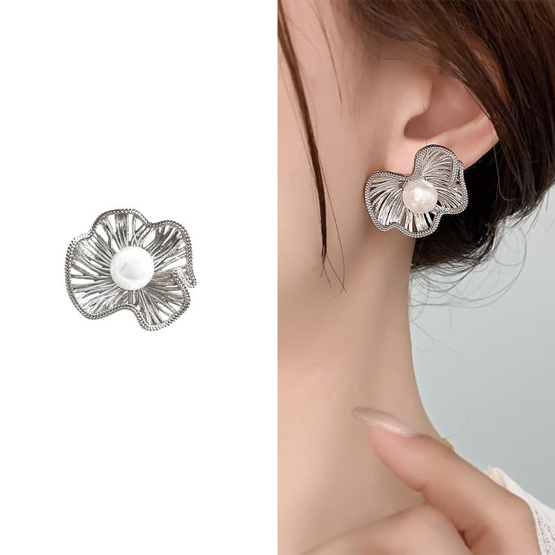 Matte metal pleated flower pearl earrings, light luxury, small fragrance, French style, elegant, versatile niche earrings for women 7