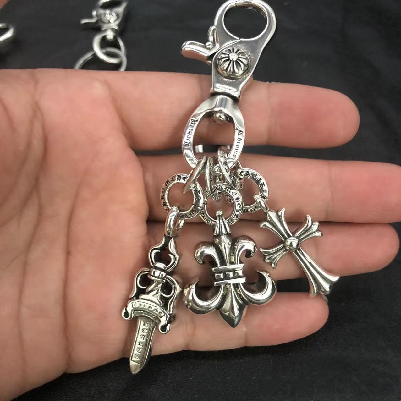 Yuexiang's new keychain, skull pendant buckle head, spring lobster head lock buckle, personalized trendy men's and women's models 3