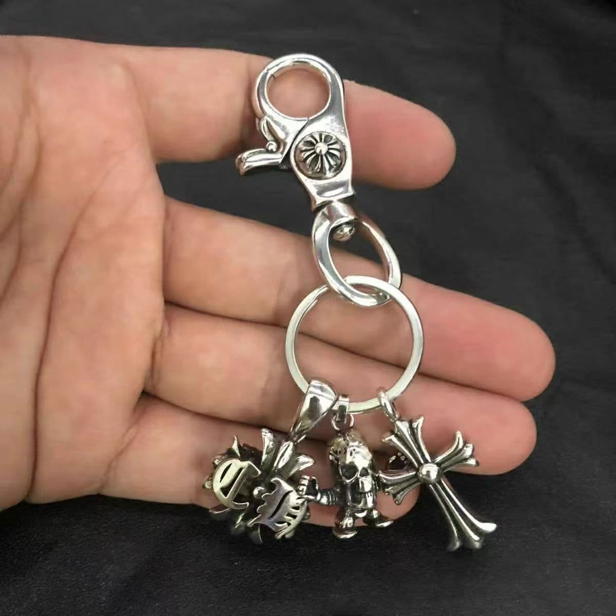 Yuexiang's new keychain, skull pendant buckle head, spring lobster head lock buckle, personalized trendy men's and women's models 8