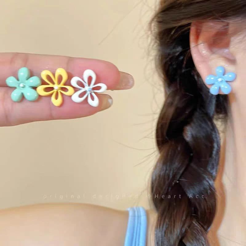 Dopamine Hollow Contrast Color Exquisite Sweet Little Flower Earrings Cute Sweet Temperament Fashionable Versatile Earrings for Women Trendy 1