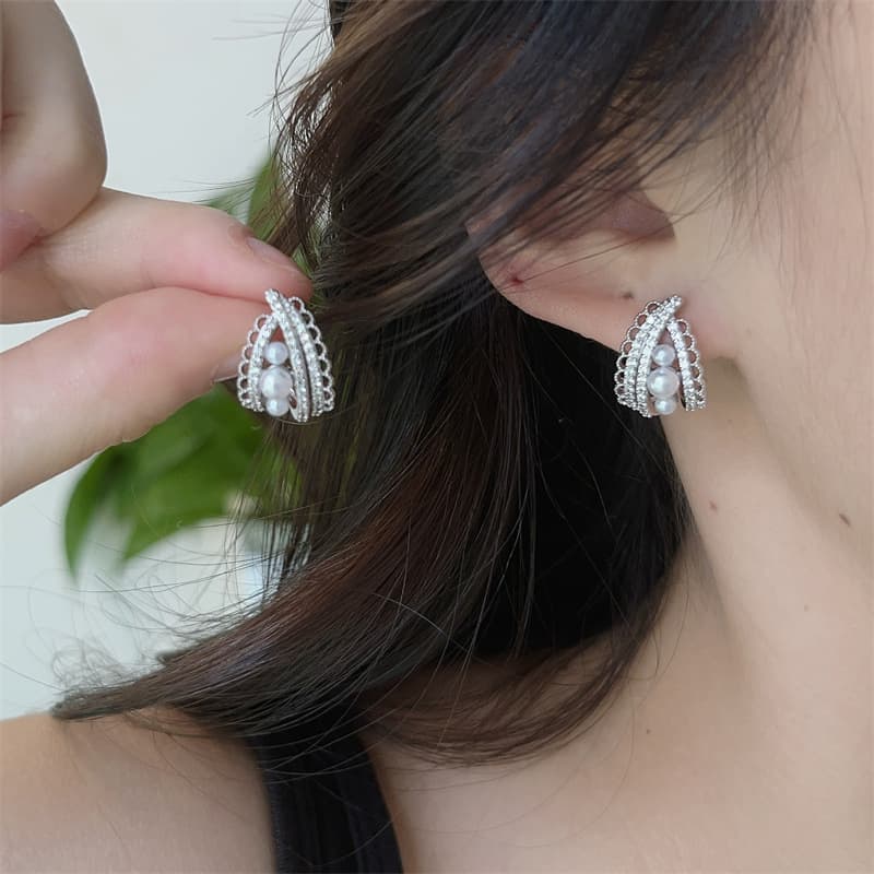 Micro-encrusted lace pearl stud earrings for women, light luxury and high-end niche design, versatile and simple earrings, non-pierced earrings 2