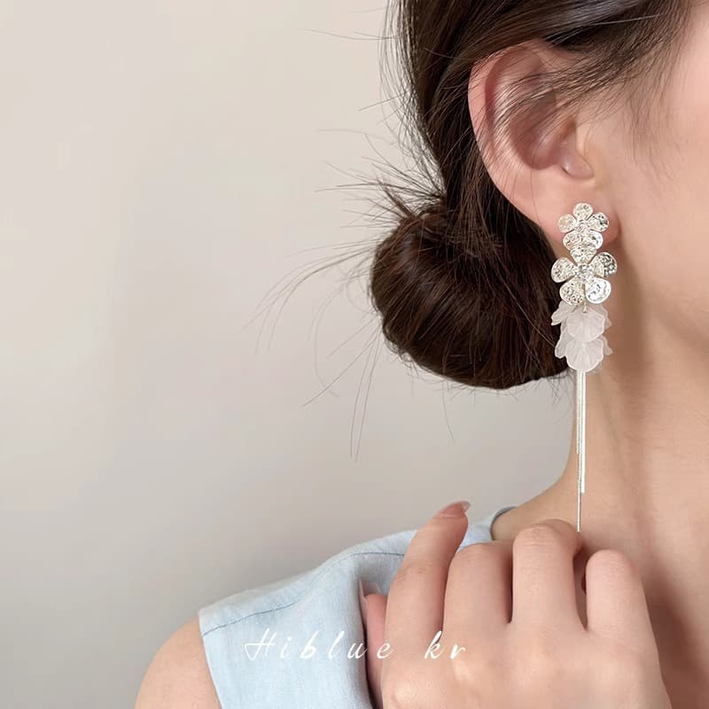 Zircon flower shell seaside resort style tassel long earrings for women with round faces 2025 new high-end earrings