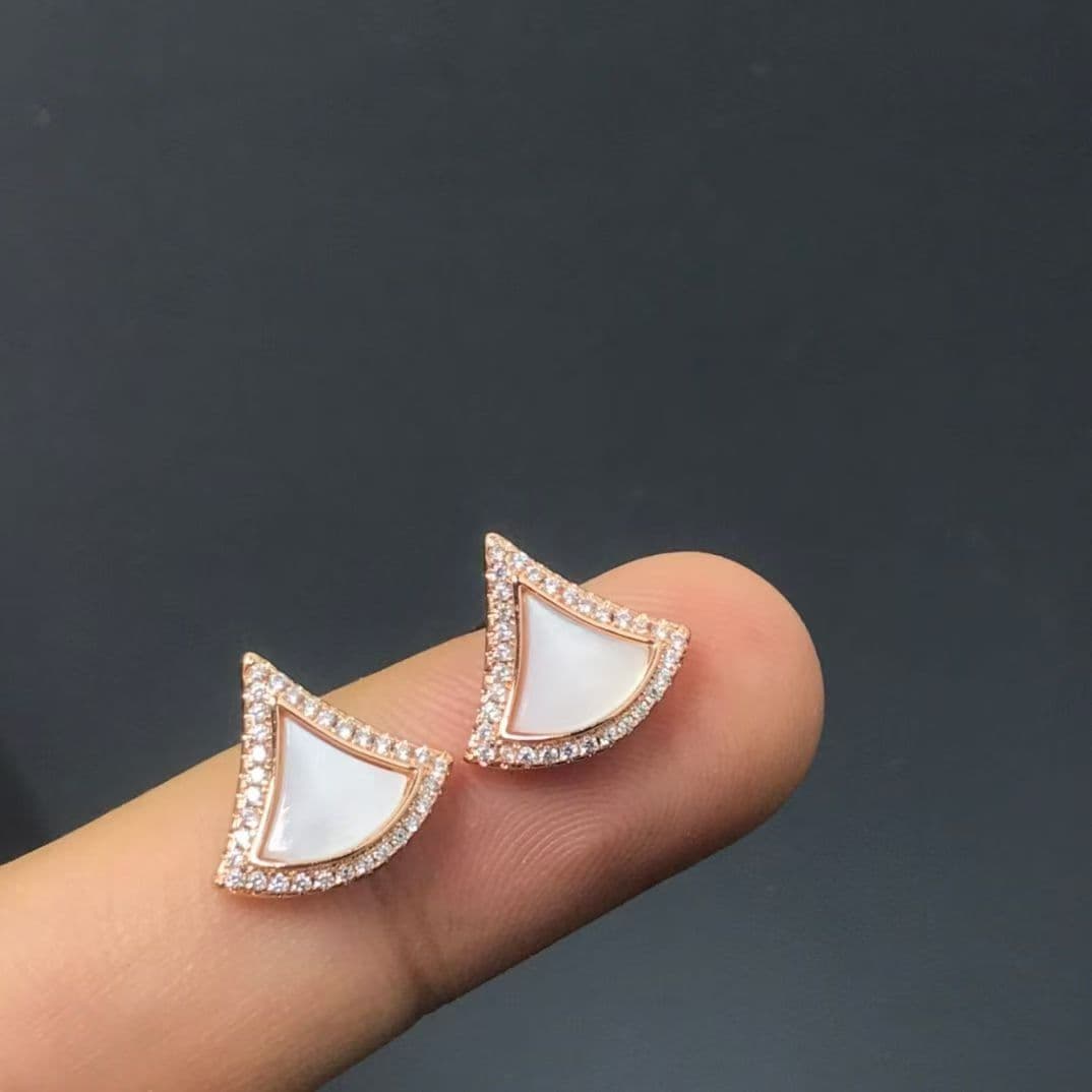 Small skirt earrings V gold plated 18k gold agate, mother-of-pearl, chalcedony, full of diamonds, hollow, fashionable and elegant earrings, dropshipping from the manufacturer 4
