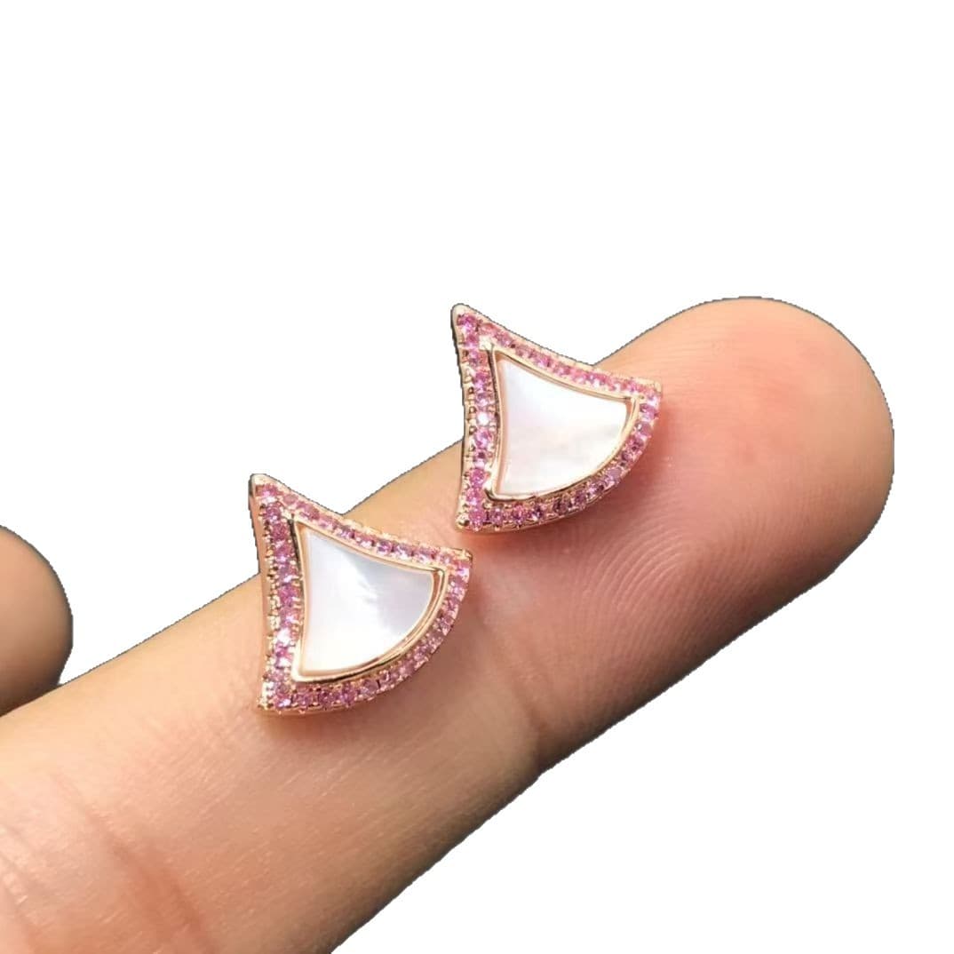 Small skirt earrings V gold plated 18k gold agate, mother-of-pearl, chalcedony, full of diamonds, hollow, fashionable and elegant earrings, dropshipping from the manufacturer 6