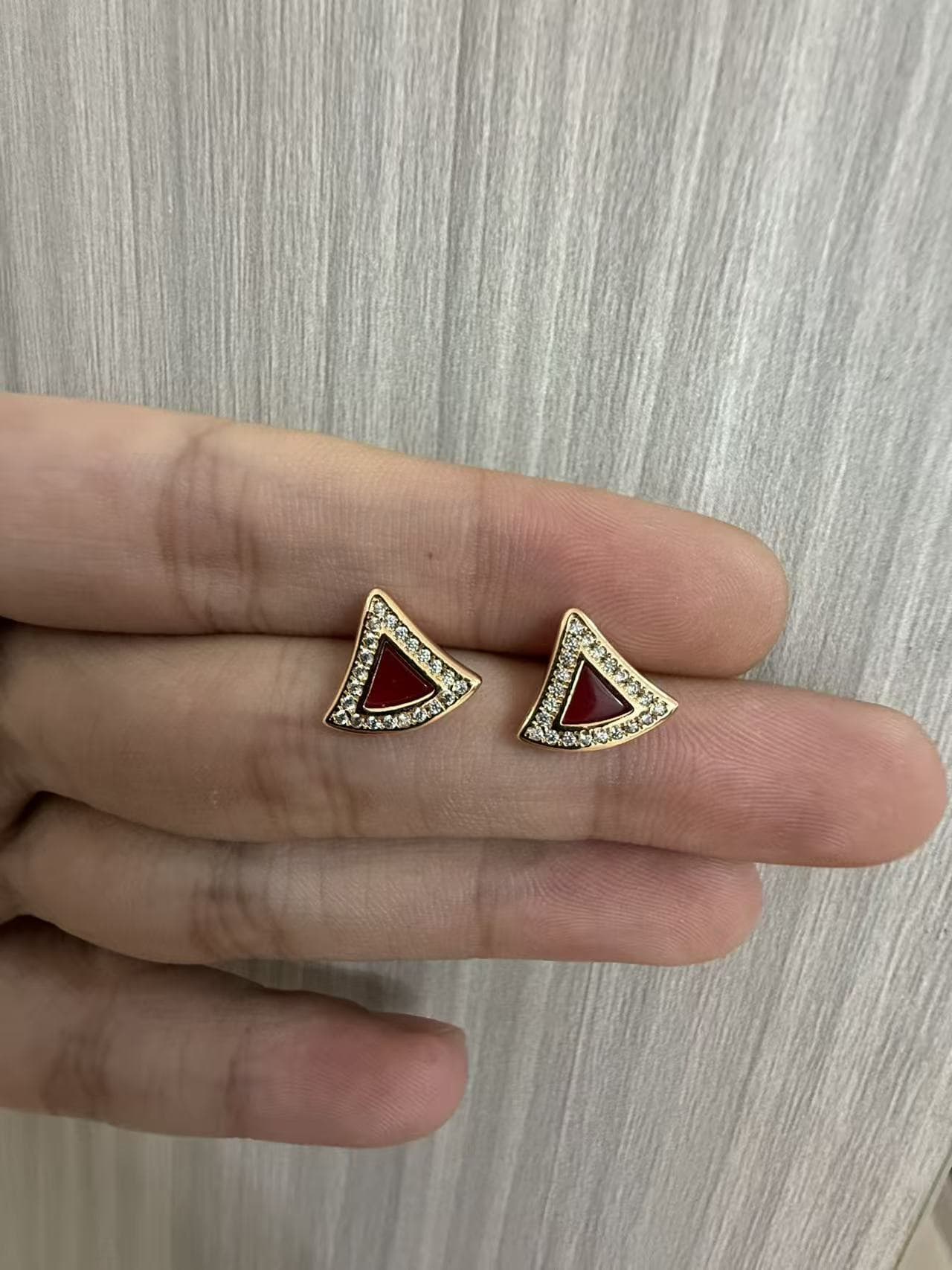 Small skirt earrings V gold plated 18k gold agate, mother-of-pearl, chalcedony, full of diamonds, hollow, fashionable and elegant earrings, dropshipping from the manufacturer 7