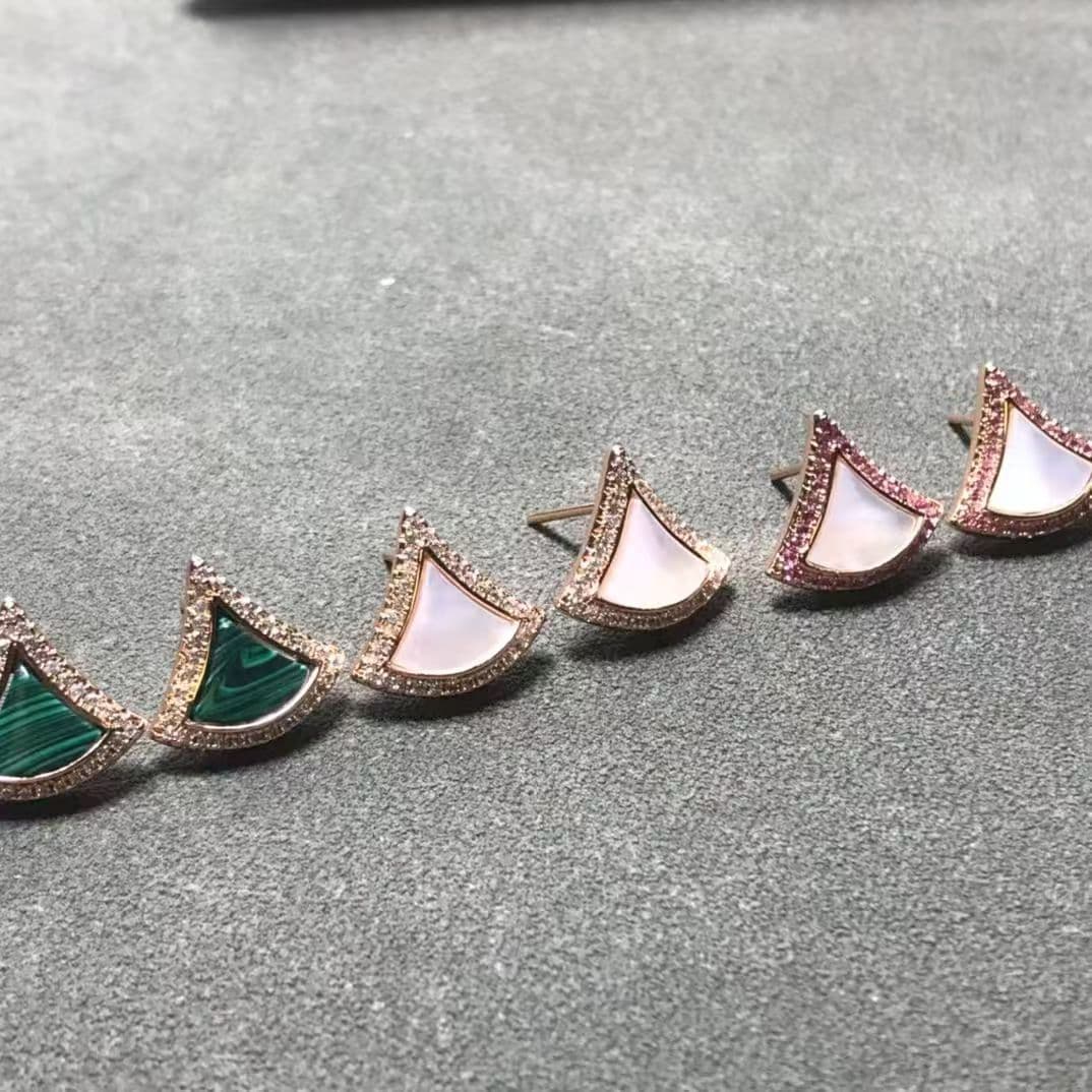 Small skirt earrings V gold plated 18k gold agate, mother-of-pearl, chalcedony, full of diamonds, hollow, fashionable and elegant earrings, dropshipping from the manufacturer 1