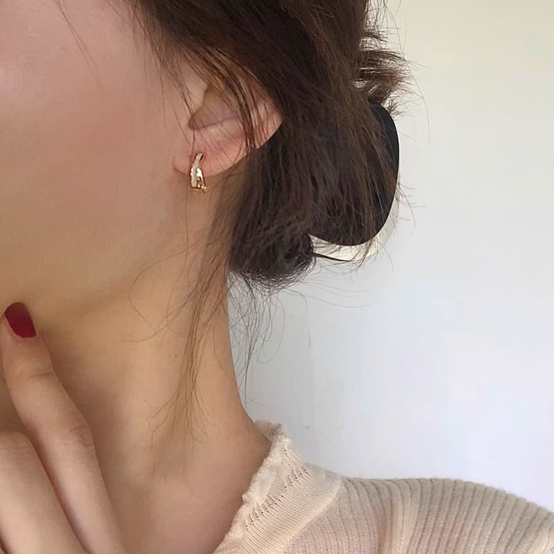 Natural shell earrings for women, light luxury and high-end hoop earrings, cross gold-plated retro versatile earrings 3
