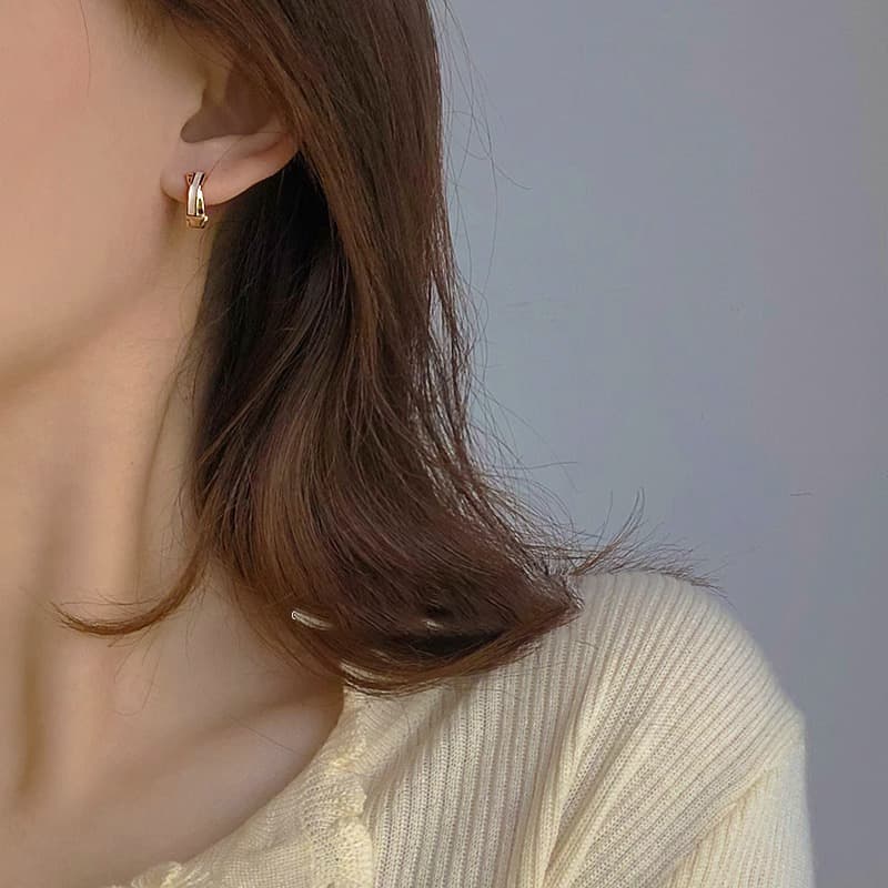 Natural shell earrings for women, light luxury and high-end hoop earrings, cross gold-plated retro versatile earrings 5
