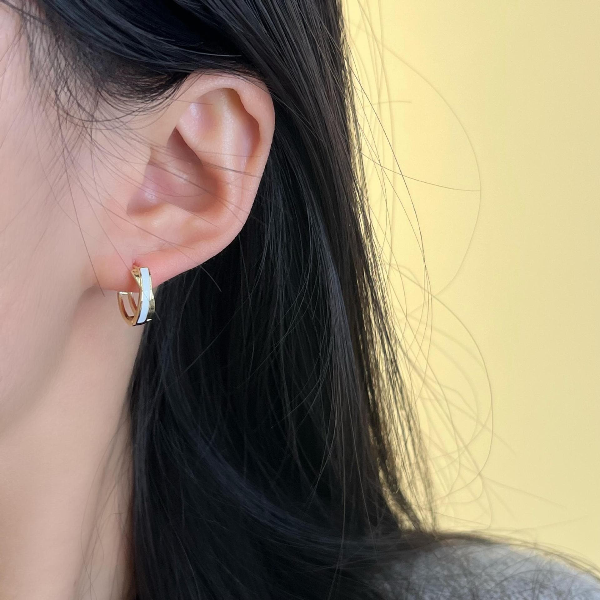 Natural shell earrings for women, light luxury and high-end hoop earrings, cross gold-plated retro versatile earrings 8