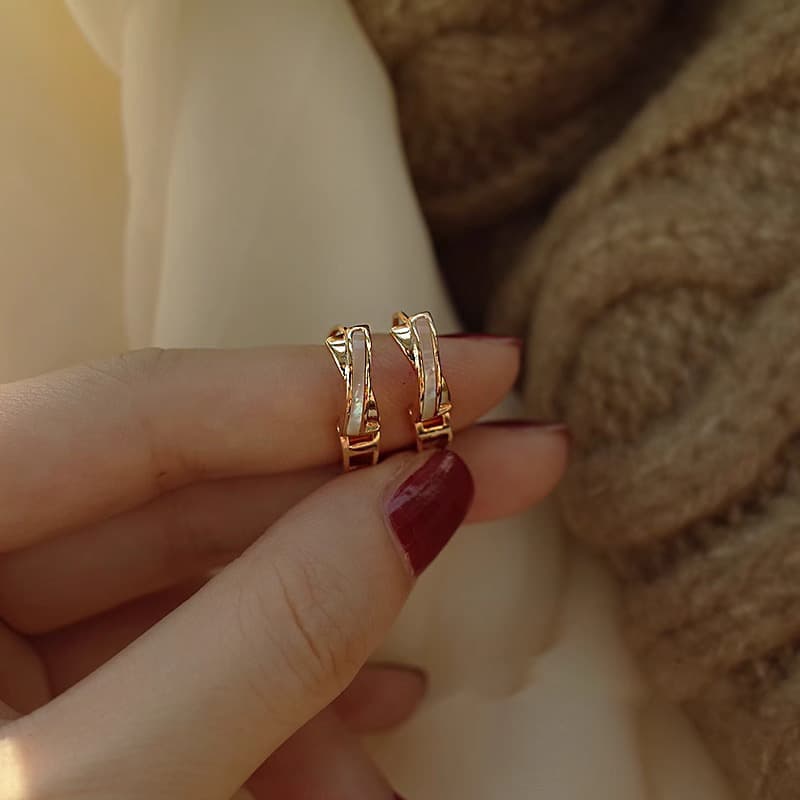 Natural shell earrings for women, light luxury and high-end hoop earrings, cross gold-plated retro versatile earrings 1