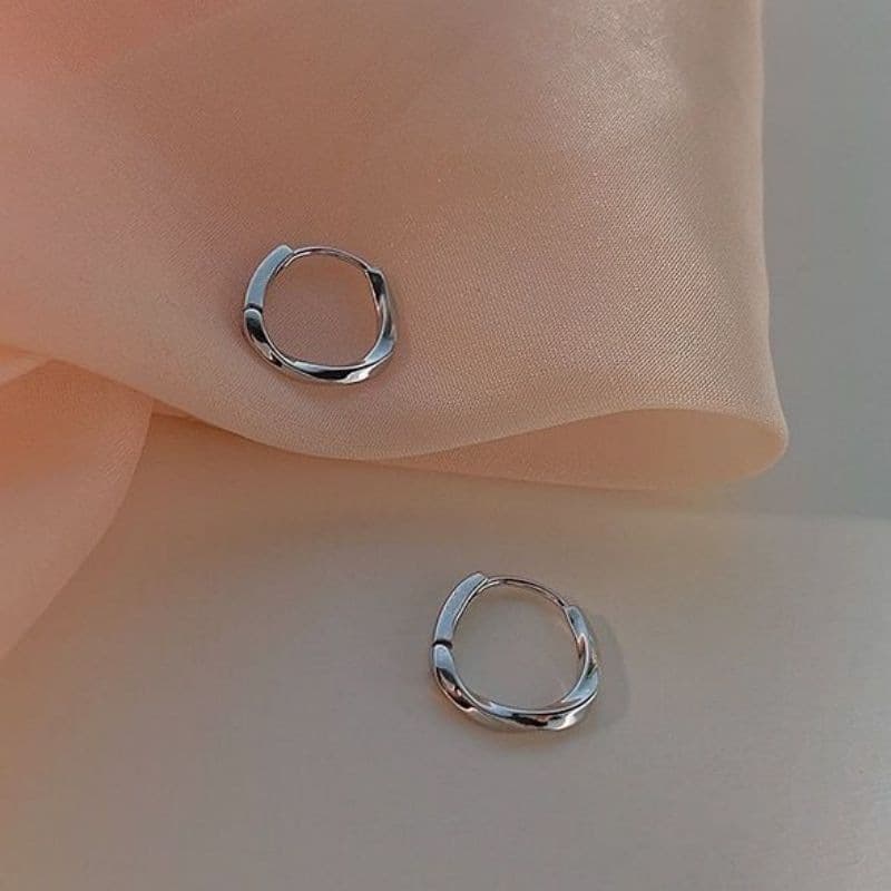 [Copper] Fashionable and simple geometric twisted earrings niche high-end personality cold style French plain hoop earrings 5