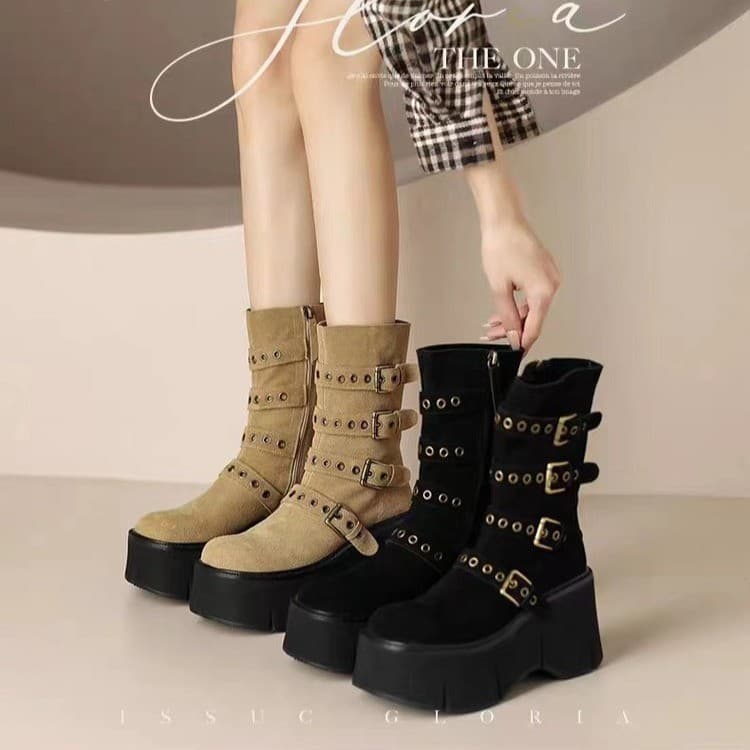 I found the thick-soled Martin boots that my little sisters love to wear~ The cool belt buckle design has a western feel! 2