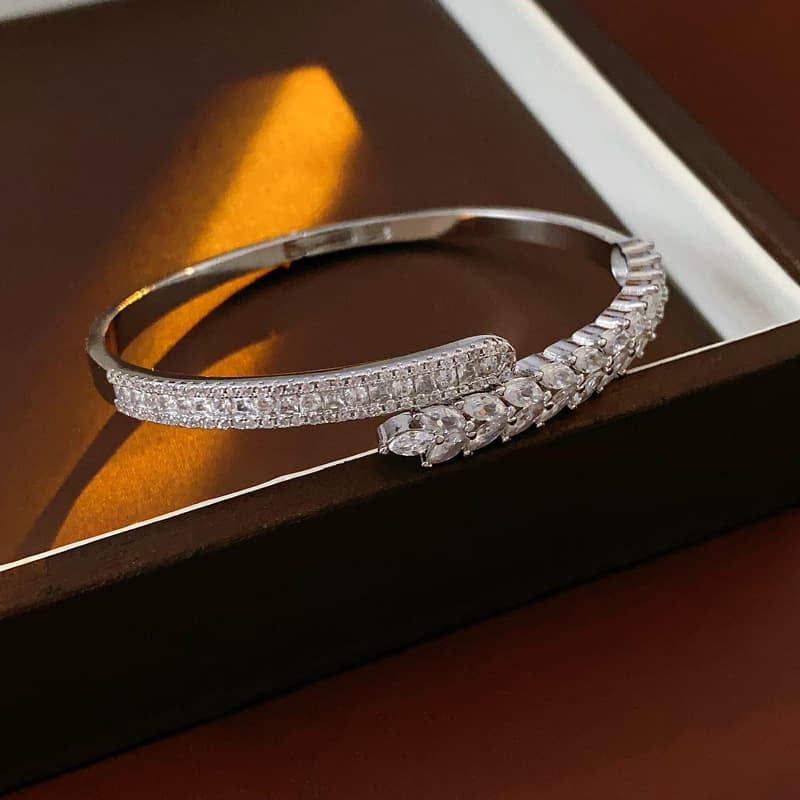 Light luxury flower spliced ​​zircon bracelet bracelet niche high-end fashion bracelet commuting unique design jewelry for women 3