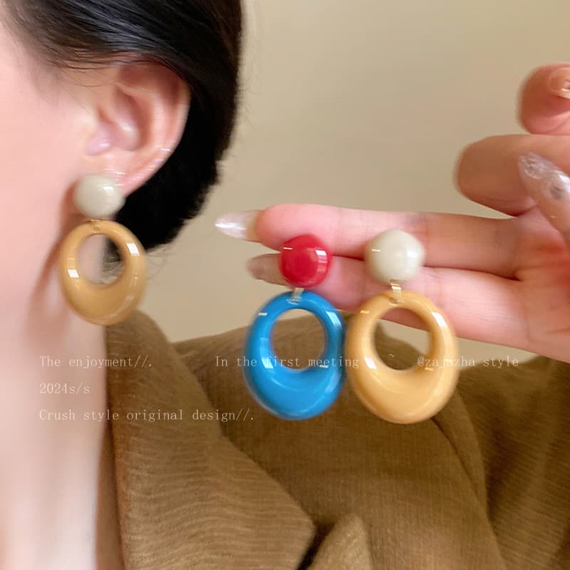 Caramel color retro Hong Kong style hoop earrings, feminine, high-end, early autumn earrings, niche exaggerated face-showing small earrings 2