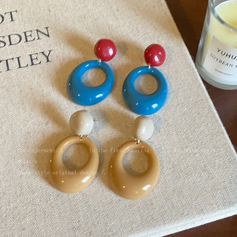 Caramel color retro Hong Kong style hoop earrings, feminine, high-end, early autumn earrings, niche exaggerated face-showing small earrings 3