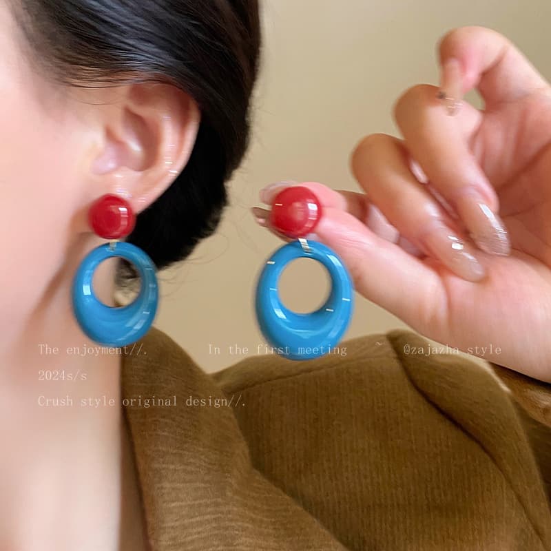 Caramel color retro Hong Kong style hoop earrings, feminine, high-end, early autumn earrings, niche exaggerated face-showing small earrings 5