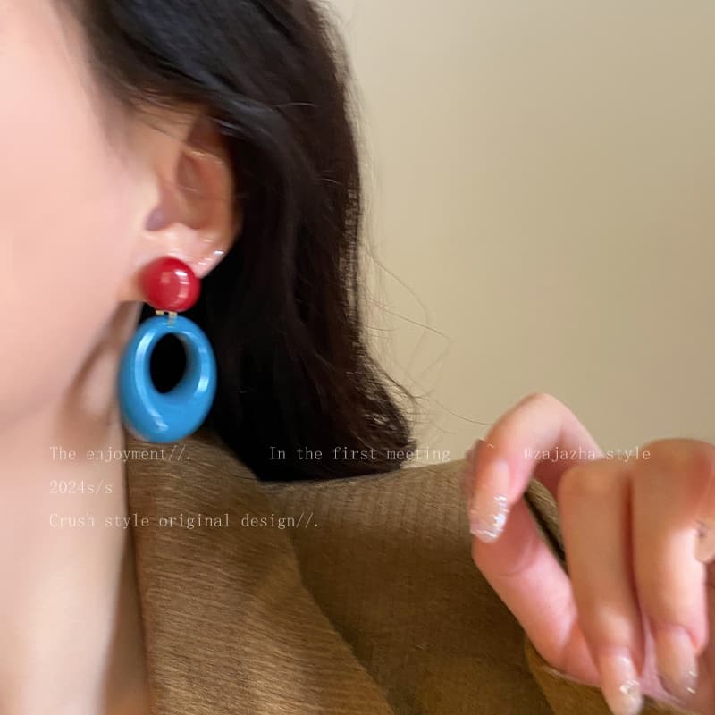 Caramel color retro Hong Kong style hoop earrings, feminine, high-end, early autumn earrings, niche exaggerated face-showing small earrings 6