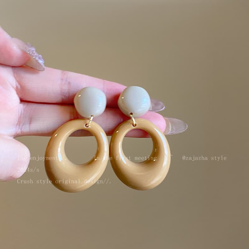 Caramel color retro Hong Kong style hoop earrings, feminine, high-end, early autumn earrings, niche exaggerated face-showing small earrings 7