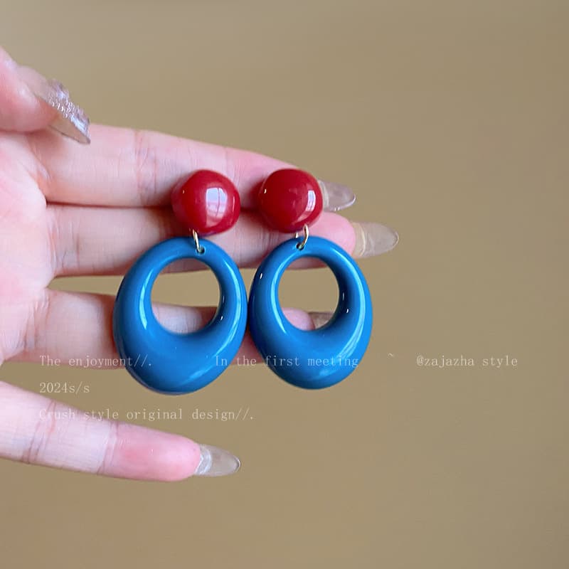 Caramel color retro Hong Kong style hoop earrings, feminine, high-end, early autumn earrings, niche exaggerated face-showing small earrings 8