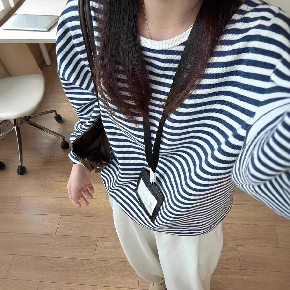 Korean style blue and white striped sweatshirt for women, super hot trend in autumn, chic, relaxed, lazy style, loose long-sleeved top 3