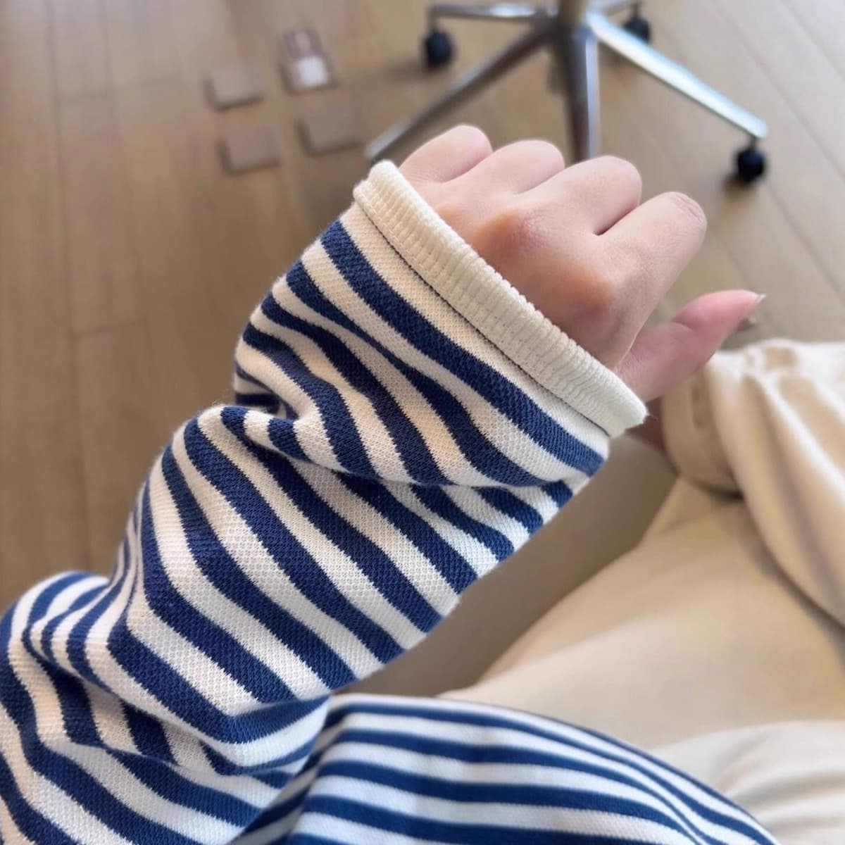 Korean style blue and white striped sweatshirt for women, super hot trend in autumn, chic, relaxed, lazy style, loose long-sleeved top 4